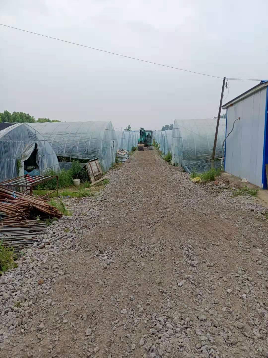 柘塘社区李仁全大棚区修建砂石路