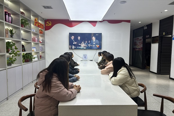 观看廉政教育片.jpg