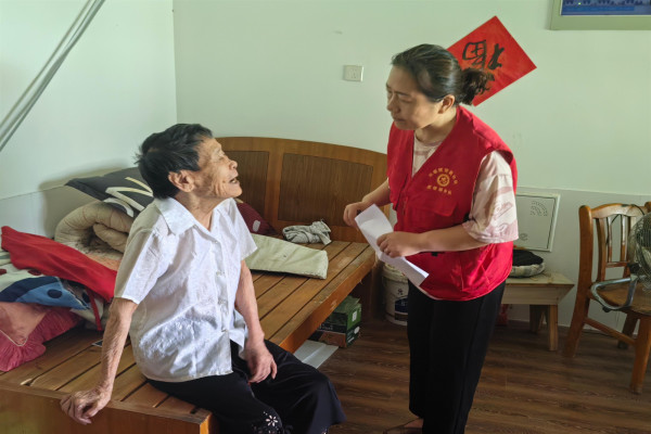 敲门行动-走访高龄老人.jpg