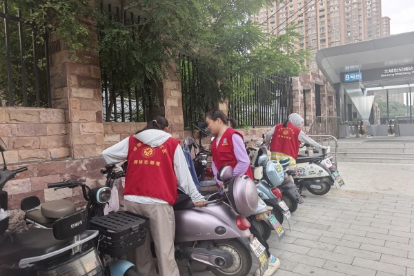 党员志愿服务队摆放非机动车 - 8K JPEG.jpg