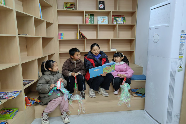 【3】“水母灯”点亮童心 “绿书签”护苗成长 (4).jpg